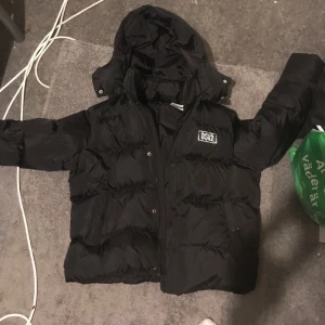 Dsquared2 unisex vinterjacka 14Y - Hade använt jackan förra vintern 5 gånger vill bli av med jackan för de finns bara storlek 14Y på jackan den är för liten för mig skicket är 9-10