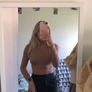 Festtop - Jättefin top som är croppad och långärmad! 