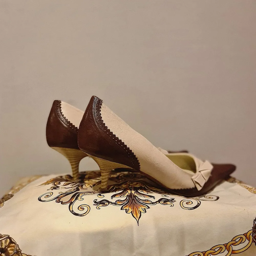 Great quality Italian leather kitten heel.  Heel: 5,5cm. Skor.