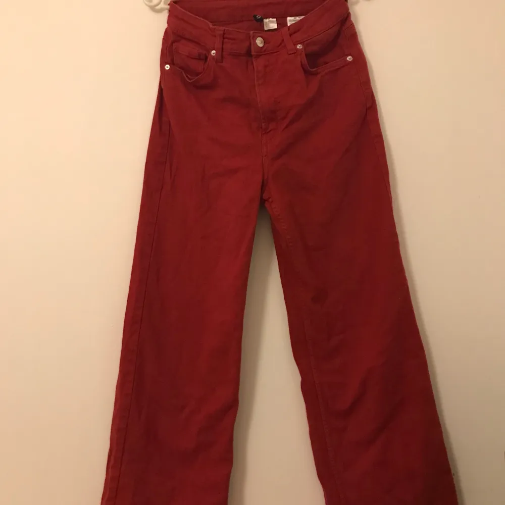 Coola, röda, high waisted jeans från HM.❤️. Jeans & Byxor.
