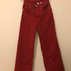 Coola, röda, high waisted jeans från HM.❤️