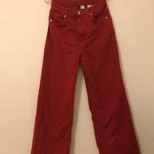 HM jeans - Coola, röda, high waisted jeans från HM.❤️