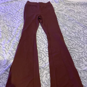 Bruna byxor  - Bruna utsvängda mjukisar från shein 