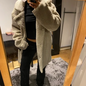 Na-Kd teddyjacka - Mysigaste teddyjackan från Na-KD, helt ny med lapp kvar. Storlek 36, nypris 999kr🧚🏼 