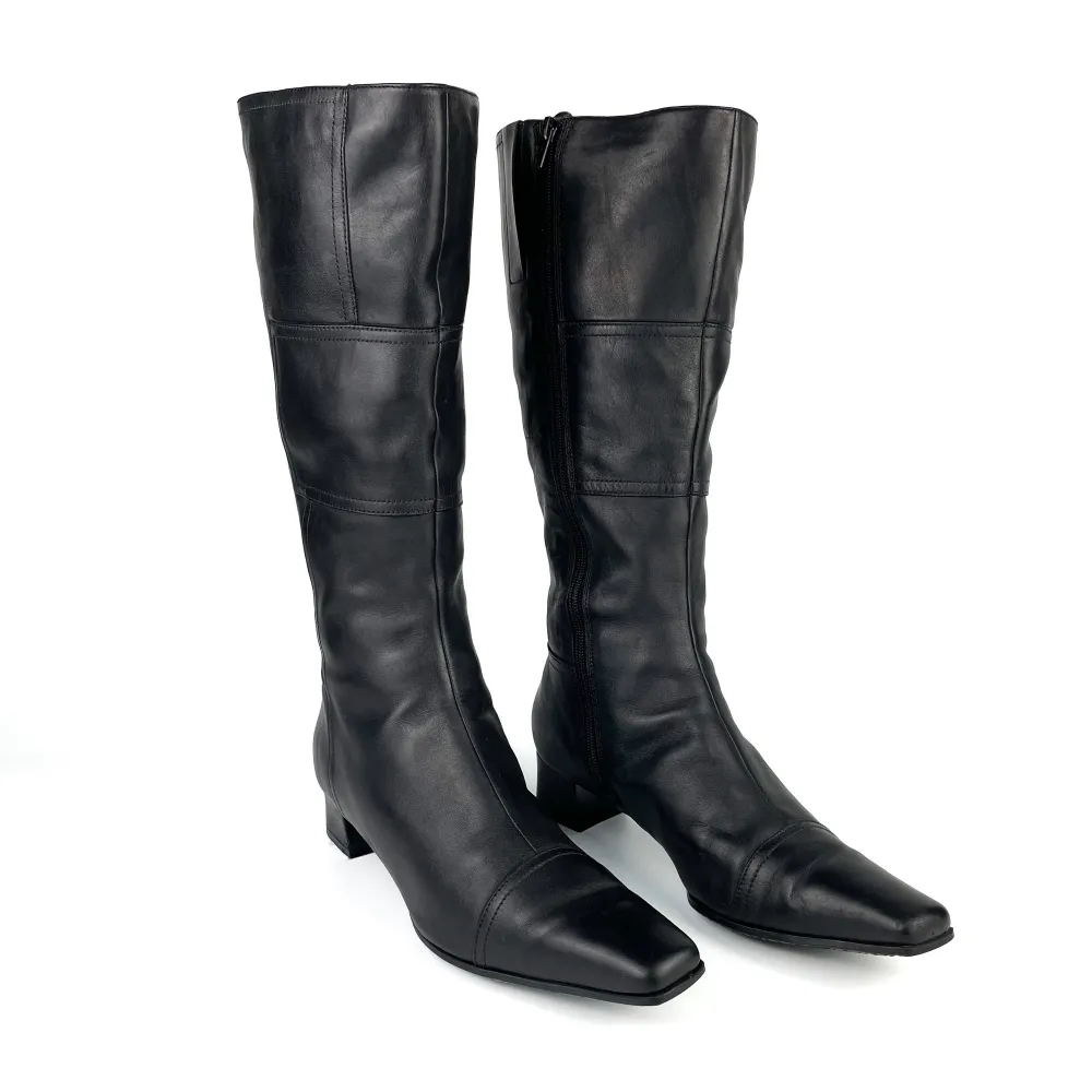Vintage Y2K 90s 00s ECCO real leather narrow square toe block heel knee high boots in black. Some scratches and marks. Size: label 41 EU (8 UK). Mid calf to knee high depending on your height. Ask for full description. No returns.. Skor.