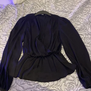 Blus - Blir från BIKBOK använd Max 3 gånger. Hur söt som helst men har bara inte kommigt till användning 