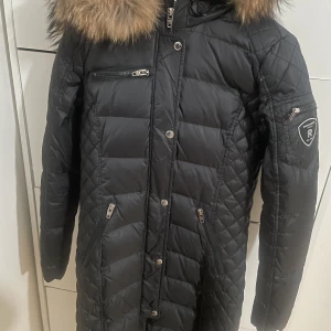 Rockandblue Jacka dam - Jättefin skick på jackan inget fel, ingår en äkta begie päls och en fejk svart, använd en halv vinter då jag köpte en ny. Storlek 36 men passar även 38 xs-s. Köpte äkta pälsen vid sidan om för 1500kr. 