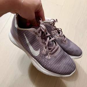 Nike träningsskor i lila size: 39