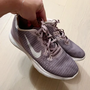 NIKE TRÄNINGSSKOR💜 - Nike träningsskor i lila size: 39