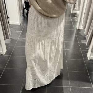Super fin kjol med lapparna kvar kfrån Lindex. Säljer då jag köpte fel storlek. Passar s-xl då den är välldigt stretchig Nypris är ca 550kr💕👌🏽 