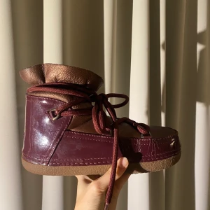 Vinröda inuikiis - Säljer mina as snygga vinröda unika inuiikis. Jag köpte dem från NK förra vintern därav i bra skick. De är i storlek 39 men passar mig som vanligtvis har 38. Skriv om ni undrar ngt!❤️