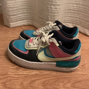 Nike air force 1 shadow - Bra skick, varsamt använda, nypris 1299kr på Zalando. Köpte för ungefär 2 år sedan. Storlek 38 🥰