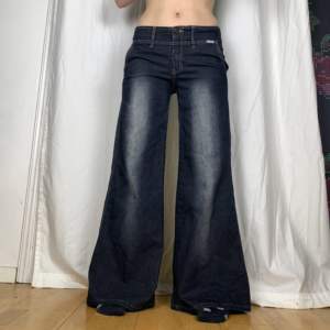 Ett par tuffa lågmidjade jeans med flared ben! 