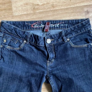 Low Rise jeans - Säljer dessa jeans då de ej passar mig, köpta här på Plick men i bra skick innnerbenslängd 75 cm midija 40. ANDVÄND INTE KÖP NU