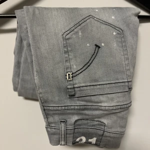 Dondup jeans 31 - Dondup jeans i skinny fit. Strl 31, modellen heter george.
