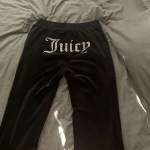 Juicy couture byxor - Säljer mina juicy byxor som är använda endast ett fåtal gånger för några månader sen pågrund av att dom är för stora för mig, st M , svart, diamant kollektionen. Köpta på raglady, kvitto finns, nypris 1199kr. Lägger upp igen pga oseriös köpare,