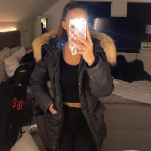 Hollies - Livigno - Jackan är använd två vintrar och är så gott som ny,  har tyvärr ingen användning av den då jag har andra jackor. Den är köpt från hollies butiken i barkaby outlet. Den är köpt för ca 5000kr. ‼️Pris går att disskutera!!