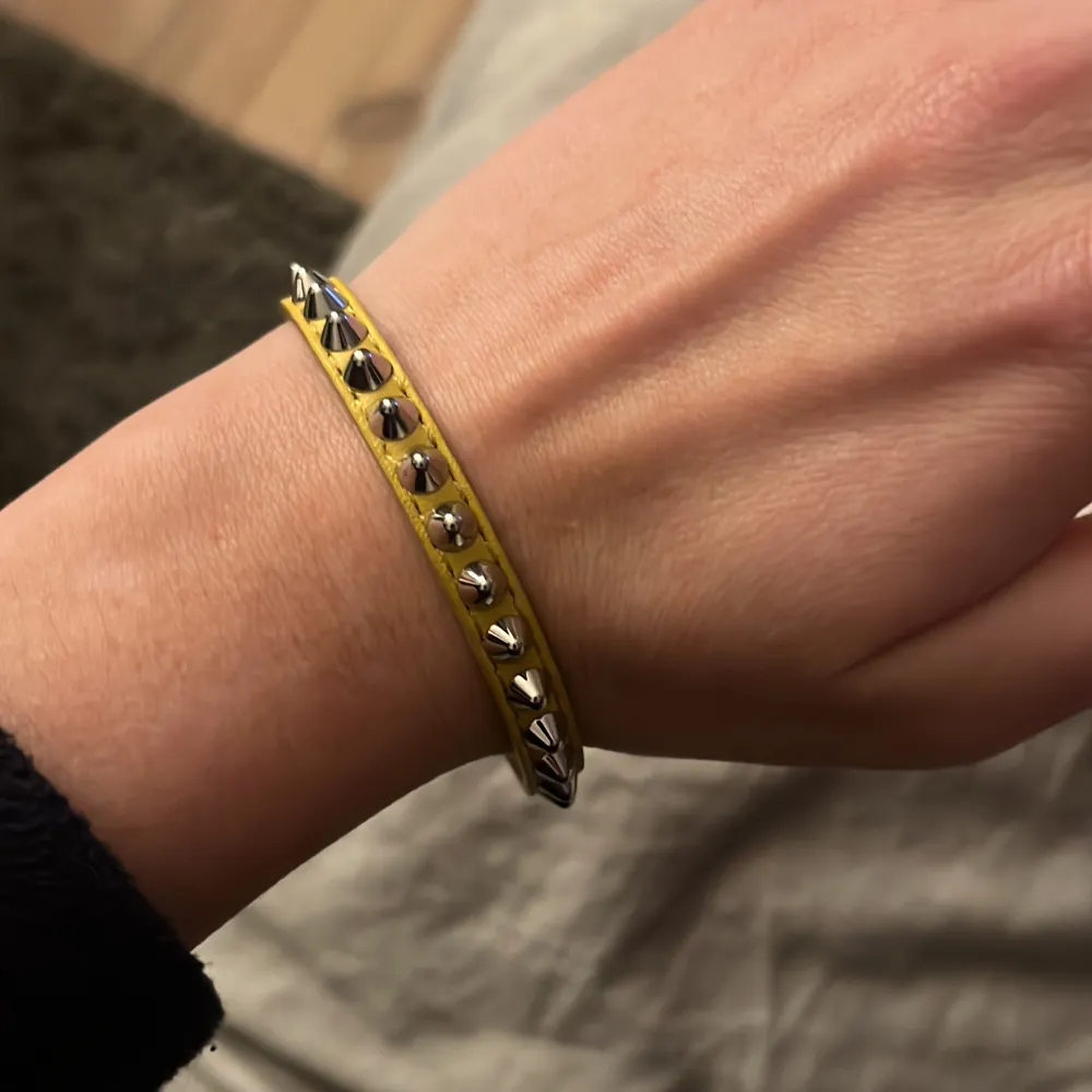 Super fint armband från Edblad gult, hör av er vid intresse! Krami. Accessoarer.