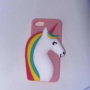 Rosa unicorn skal, iPhone 8 & SE  - Jag  rekommenderar iallafall inte att ladda mobilen med skalet på. Då det är väldigt tjockt lager där man laddar. 