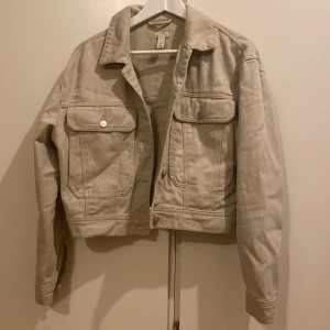 Jeansjacka  - Jeansjacka ifrån Pull & Bear. Använd fåtal gånger 