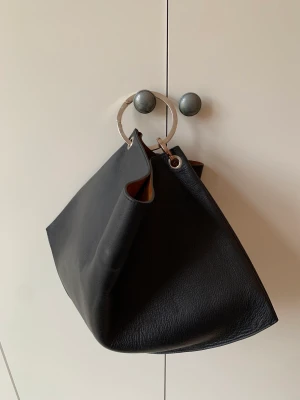 Zara studio  - Cool väska från zara studio i äkta läder. Går att använda på olika sätt. Fint skick!   Rök och djurfritt hem 