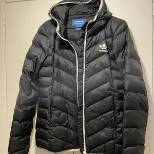 Adidas dunjacka 40 - Använd men i bra skick. Håller värmen bra. Något liten i storleken. Betalas innan den skickas 