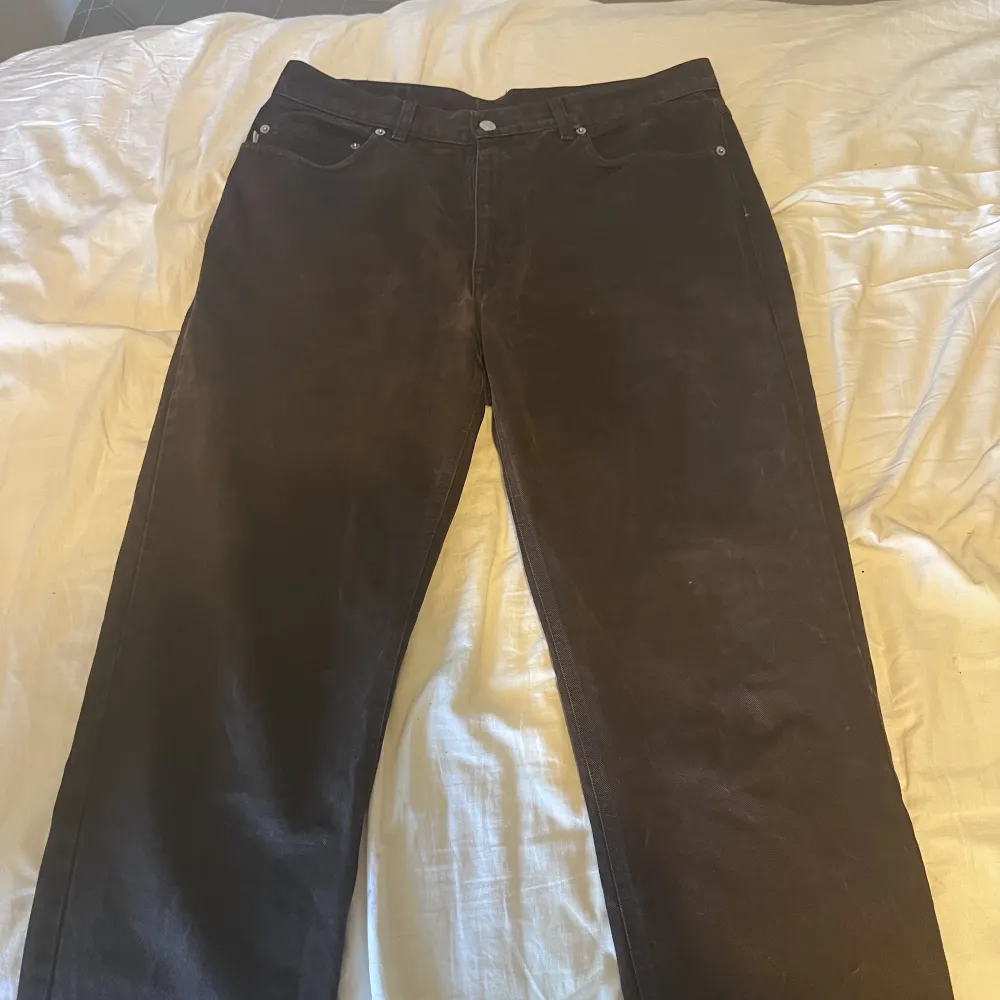 Mörkbruna jeans köpta på humuna i stockholm. Sitter baggy passar ungefär 32-36. Kolla gärna in min profil för mer jeans o kläder:). Jeans & Byxor.