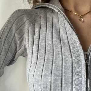 Grå zipup - Så snygg zipup köpt second hand, passar mig som är en xs, men är stretchig och hade säkert passat s/m också🙌🏼