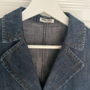 Miu miu jeansjacka - Vintage miu miu jeansjacka jag ärvt men som tyvärr används för sällan. Passar någon som vanligtvis är XS/S