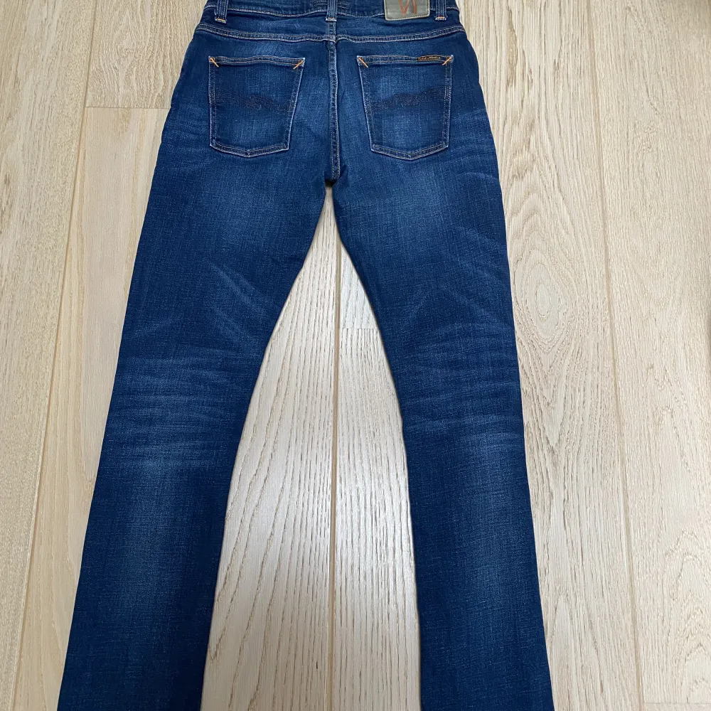 Säljer ett par fina Nudie jeans som används för lite. Sparsamt använda och är i fint skick. Är du intresserad av fler bilder eller om priser inte passar så hojta till så ser vi vad vi kan få ihop! . Jeans & Byxor.