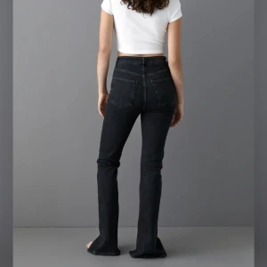 Byxor med slita  - Säljer ett par byxor med slits från Gina som jag köpte men hittar ej kvittot så kan inte lämna tbk. Så helt nya köpte för 499kr. St 38 men passar som 36 har alltid 36 i byxor men ginas byxor är 1 st större. 