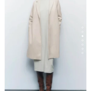 Zara kappa - En fin krämvit kappa från zara, använd 1 gång. Säljer den då jag inte tycker den passar mig så bra. Nypris 559kr 🌸