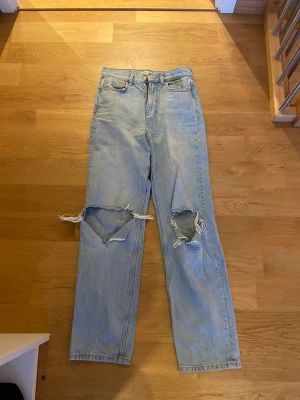 Jeans från ginatricot  - Jätte fina blåa jeans från ginatricot, väldigt populära. Stl 34. Jätte fint skick och sitter super bra på