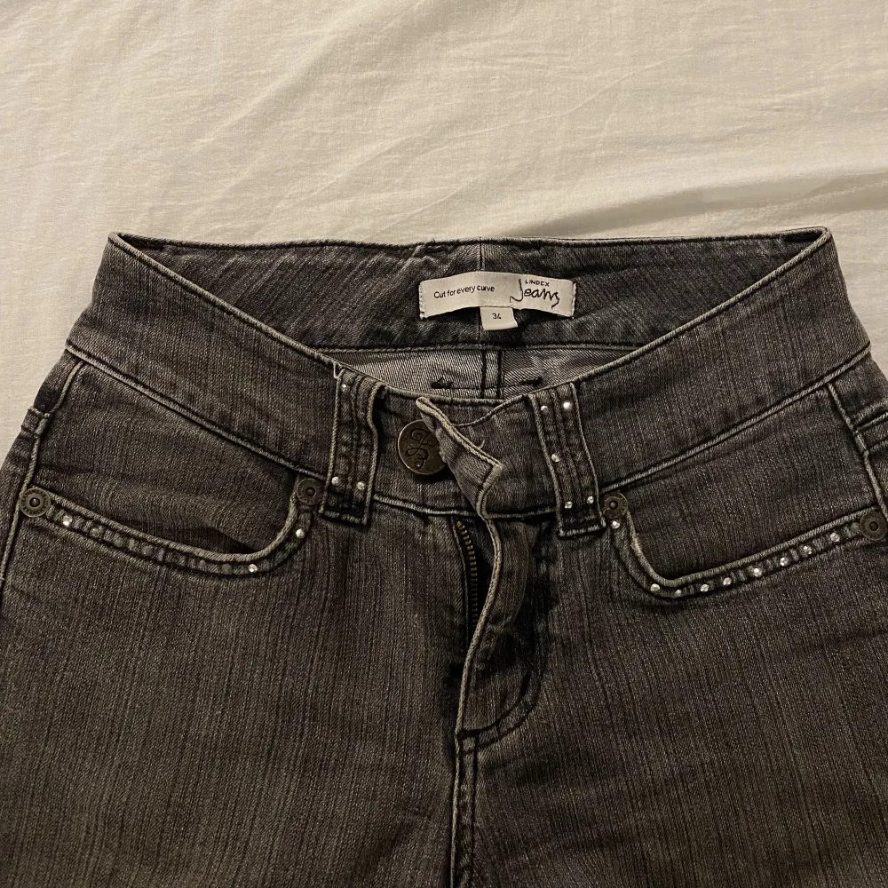 (Köparen slutade svara, så lägger ut igen) Säljer detta par utsvängda, lågmidjade jeans från Lindex. Jättesnygga, men för små. Saknar några stenar och är lite slitna längst ner på byxbenen (kan skicka bild), men fina ändå. Kontakta mig om du har frågor 🥰. Jeans & Byxor.