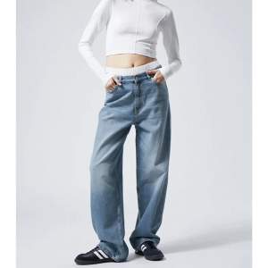 SÄNKT PRIS! Weekday RAIL jeans i NYSKICK. W30 L32 i ljusblå färg, se andra bilden. Köpta för 599, utsålda överallt. Möts upp i Stockholm eller fraktar. Pris kan diskuteras vid snabb affär