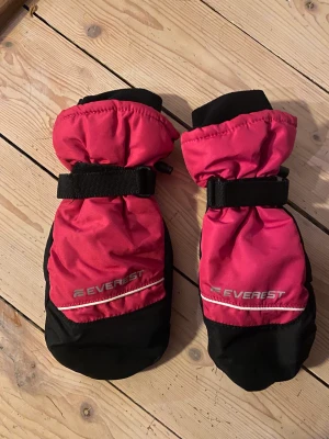 Everest Vantar  - Everestvantar i polyester. Storlek 146-152 åldrarna 10-12.  Köparen betalar frakten om man inte kan mötas och i priset ingår inte frakten.