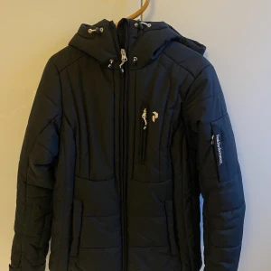 Peak Performance - Svart skidjacka från peak performance, storlek S, väldigt fint skick 