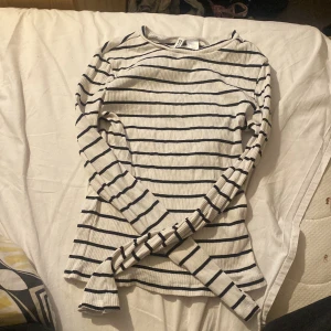Randig långärmad tröja  - Från H&M. Nästan aldrig använd. Skriv innan köp. 