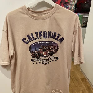 Bil t-shirt - Beige bil t-shirt som är använd fåtal gånger och bra skick!! 