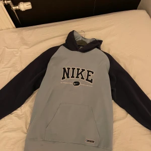 Vintage nikehoodie - Superfin blå nikehoodie köpt i florida 2004. Har en fin vintage stil och fungerar för varje tillfälle!😃 passar jättebra på min som har s, perfekt skick fortfarande, hör av er för passform☺️