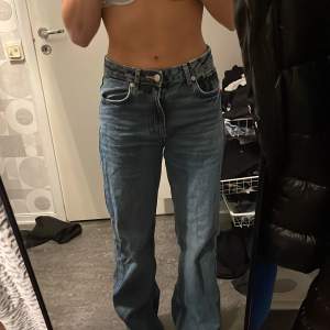 Ett par jeans från zara i mid waits modellen heter the boogie pants. Jätte bekväma samt knappt använda. Köptes för 600kr