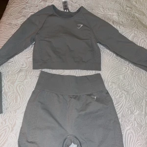 Gymshark set - Topp och shorts från gymshark i väldigt bra skick!!  Strl L men passar en M också 