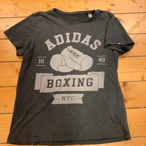 Grå/svart med ljusgrått tryck ”Adidas, 1949, boxing, nyc” 