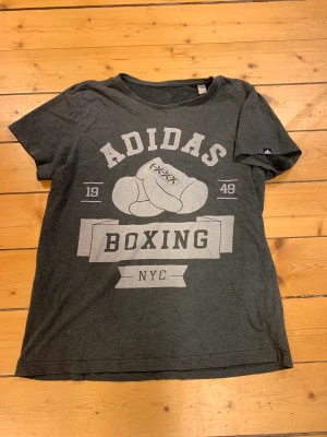 Adidas vintage boxning tisha - Grå/svart med ljusgrått tryck ”Adidas, 1949, boxing, nyc” 