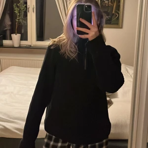 Half zip tröja - Halvzip! Tjock och mysig perfekt till vintern. Sitter lite oversize på mig som brukar ha xs/s🫶