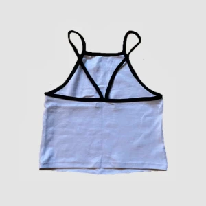 vit crop top - superfin vit crop top från zara, knappt använd💞 pris kan diskuteras 🌱
