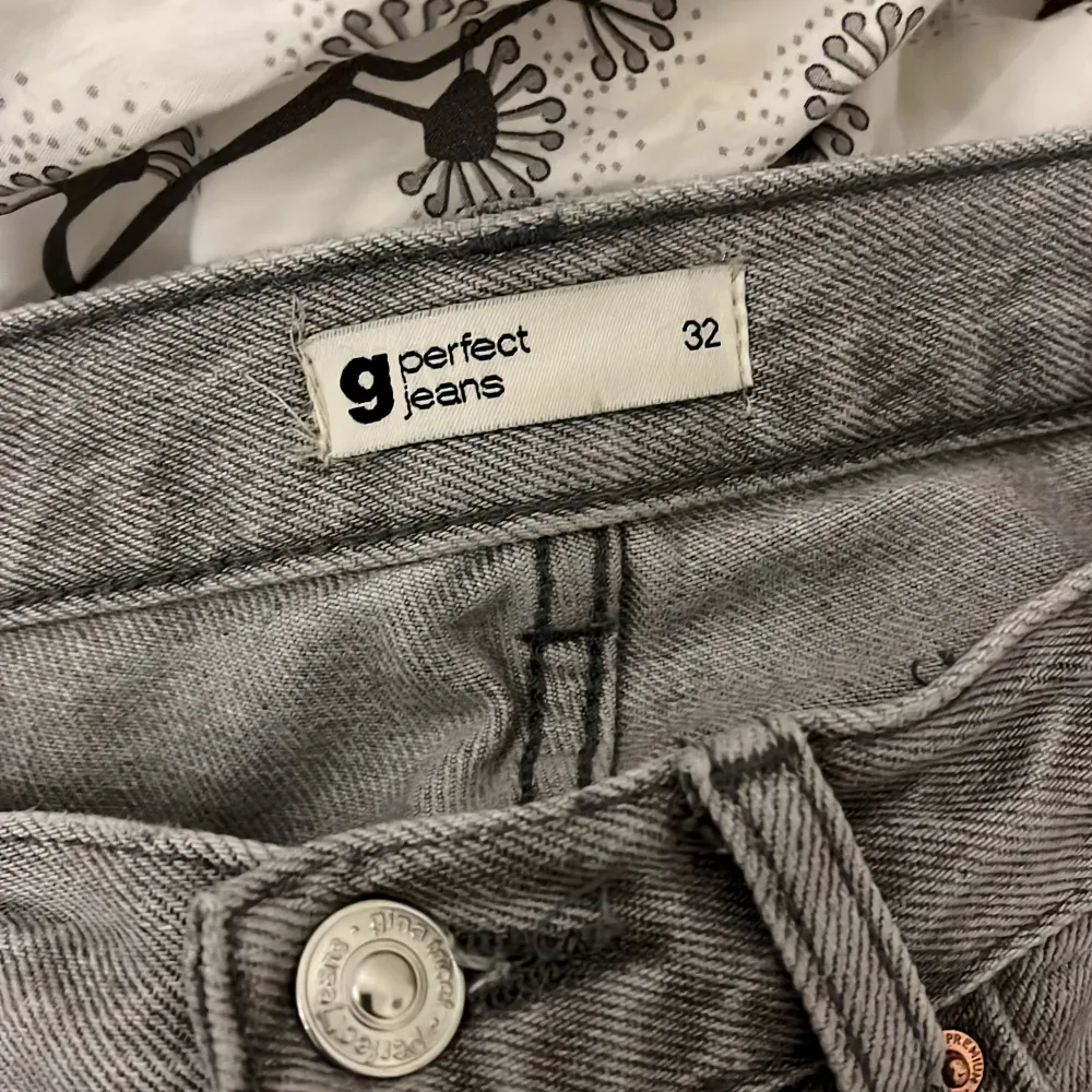 Säljer ett par jätte fina jeans i storlek 32 , köpte dom här på Plick men då det var för stora på mig, fint skick💞. Jeans & Byxor.