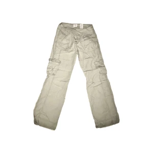 Cargobyxor  - Supersnygga grå/beiga cargobyxor från tidigt 2000-tal. Säljer pga de är för korta för mig som är 179cm lång. 