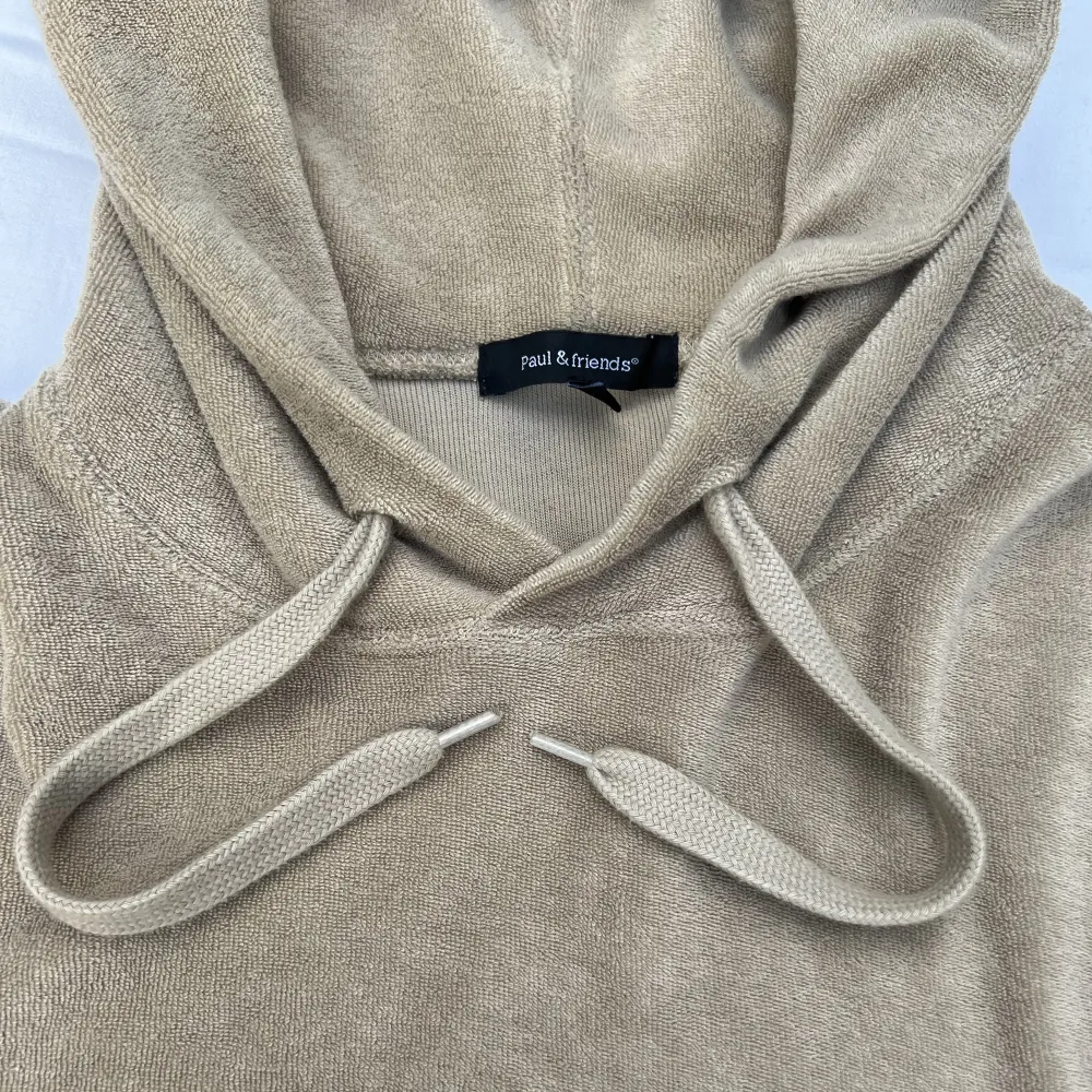 Beige frottéhoodie från Paul & Friends i strl. S.  Cond 9/10; nyskick, använd 2-3 gånger. Nypris 1300kr.. Hoodies.