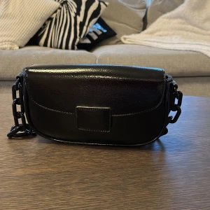 Väska  - Säljer denna väska från Gina tricot. Nästan aldrig använd❤️‍🔥